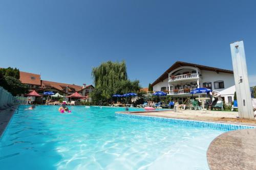 Bazén v ubytování Hotel Bielmann nebo v jeho okolí