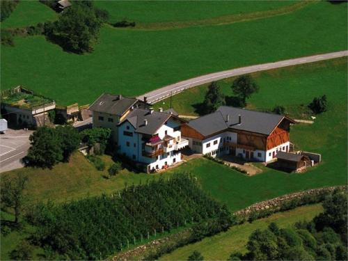 een luchtfoto van een groot huis in een veld bij Gasthof Mittermühl in Funes