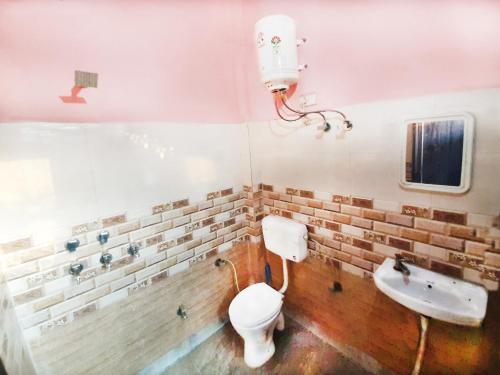 uma casa de banho com um WC e um lavatório em AMAN RESIDENCY em Nova Deli