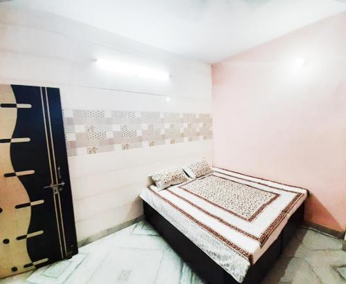 Habitación pequeña con cama. en AMAN RESIDENCY, en Nueva Delhi