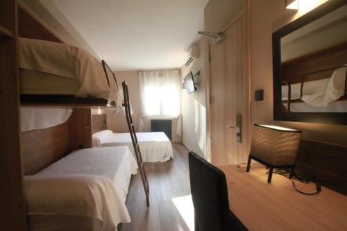 Двох'ярусне ліжко або двоярусні ліжка в номері Hotel, H de l'Anton