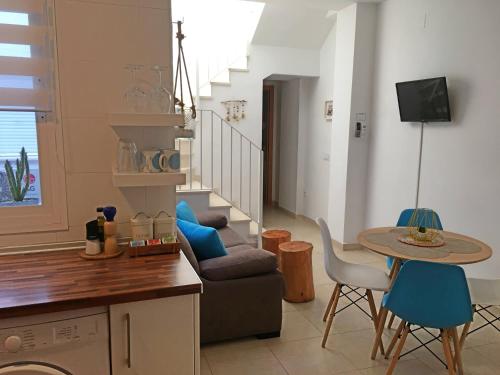 - un salon avec un canapé et une table dans l'établissement Casa Al Sur Apartments, à Malaga