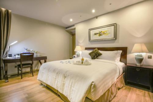 Un ou plusieurs lits dans un hébergement de l'établissement Green Court Residence Jinqiao Diamond Shanghai