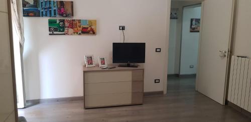 una camera con TV su un comò con televisore di AMaTa House a Taranto