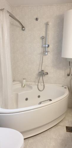 Et badeværelse på Fabulous family apartment, Beverly Hills Mall area
