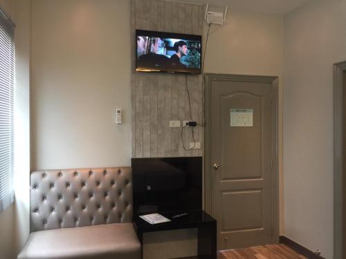 TV a/nebo společenská místnost v ubytování Chics Resort ชิคส์รีสอร์ท