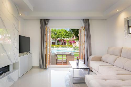 Estepona - Playa - Villa de 3 dormitorios con acceso directo a la piscina y al lado del mar Si7