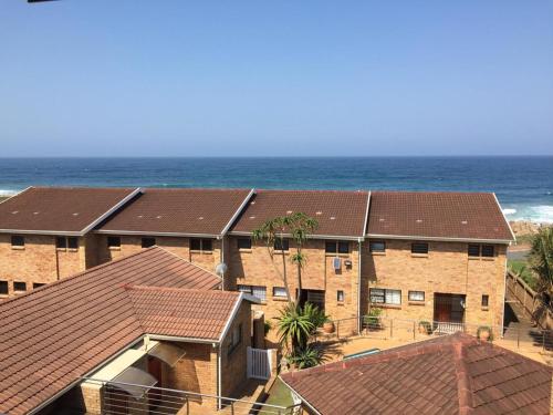 a row of houses with the ocean in the background at Villa Siesta Flat No.8 in Margate