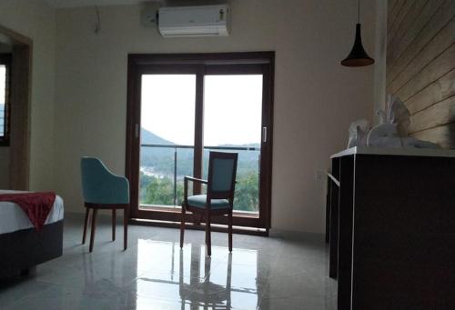 Una cama o camas en una habitación de KSTDC Hotel Mayura Bharachukki, Shivanasamudra