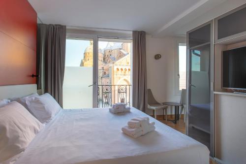 sypialnia z łóżkiem z dwoma ręcznikami w obiekcie Padova Suites C20 w Padwie
