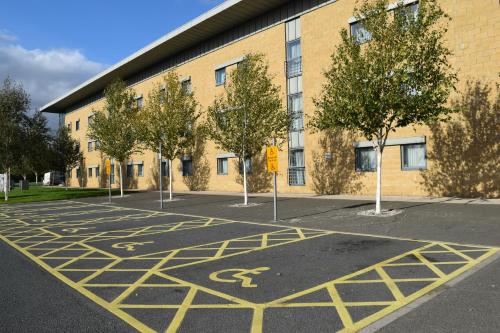 ein Parkplatz vor einem Gebäude in der Unterkunft Days Inn Wetherby in Wetherby