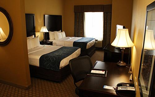 Postel nebo postele na pokoji v ubytování Comfort Suites Frisco