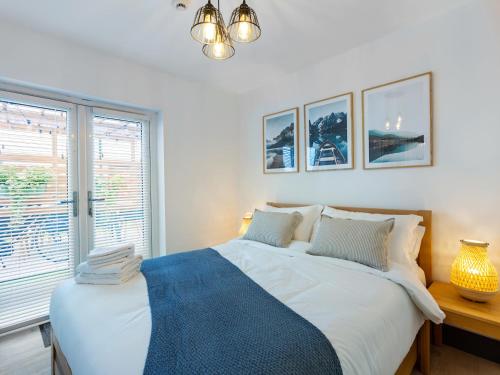 Ein Bett oder Betten in einem Zimmer der Unterkunft Macs Townhouse Dungarvan