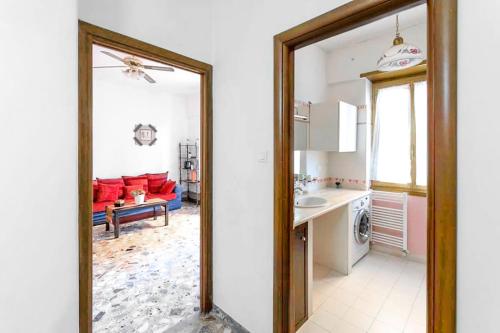 einen Spiegel mit einer Küche und einem Wohnzimmer in der Unterkunft HostMe Gardenhouse Vaticano in Rom