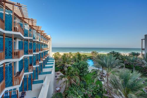 uitzicht op het strand vanaf het balkon van een resort bij Crowne Plaza Duqm, an IHG Hotel in Duqm