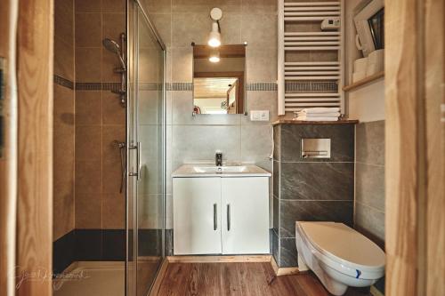 Kúpeľňa v ubytovaní Domek "SKI" z widokiem na góry, sauną i jacuzzi