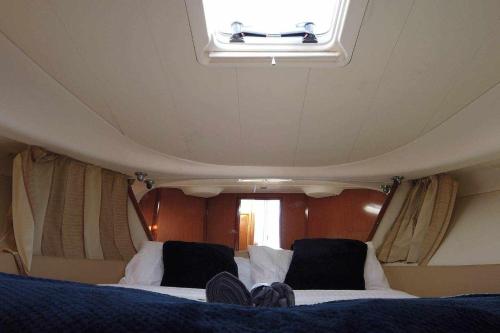 Lova arba lovos apgyvendinimo įstaigoje Yate de lujo en getxo Luxury yacht in Getxo