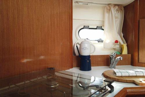 uma cozinha com um lavatório e um liquidificador no balcão em Yate de lujo en getxo Luxury yacht in Getxo em Getxo