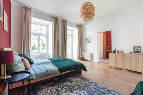 een slaapkamer met een bed en een tafel. bij Colorful Apartment Facing Green Courtyard in Wenen
