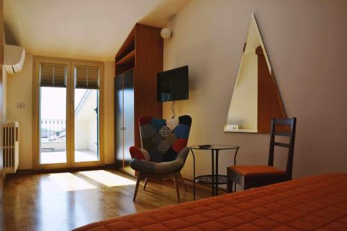 um quarto com uma cama, uma mesa e cadeiras em BeB Cornelia em Atri