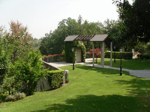 a garden with a gazebo in the grass at Park Hotel Fantoni in Tabiano