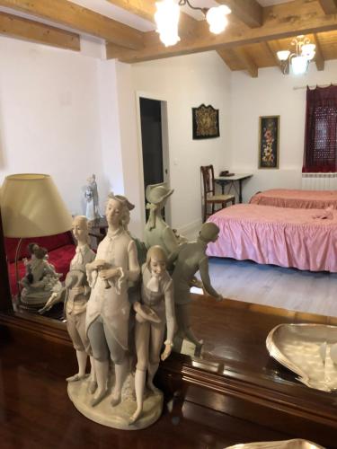 a statue of children on a table in a bedroom at Posada El Museo in Astudillo