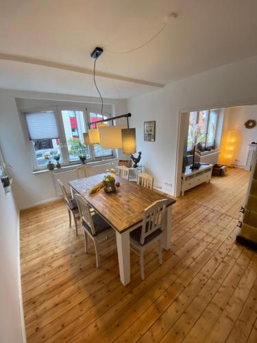 哈默爾恩的住宿－Ferienwohnungen Gartenstrasse，一间带木桌和椅子的用餐室