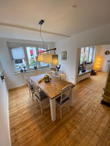 a dining room with a wooden table and chairs at Ferienwohnungen Gartenstrasse in Hameln