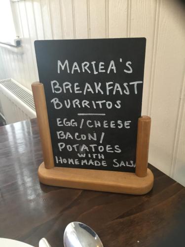 ein Schild auf einem Tisch in der Unterkunft Cara Guesthouse in Whitley Bay