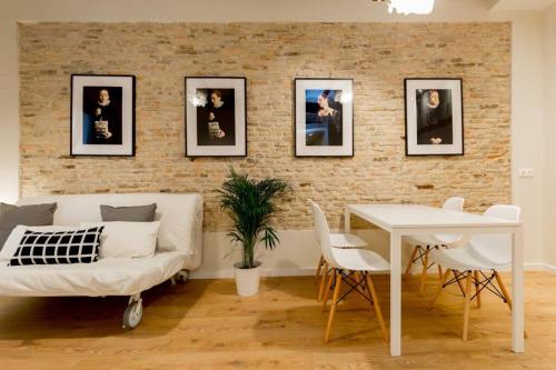 sala de estar con sofá blanco y mesa en CA1 - Apartamento céntrico de 1 dormitorio con opción de garaje, en Zaragoza