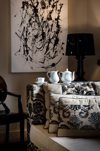 a room with a table with two vases on it at Casa Montani in Rome