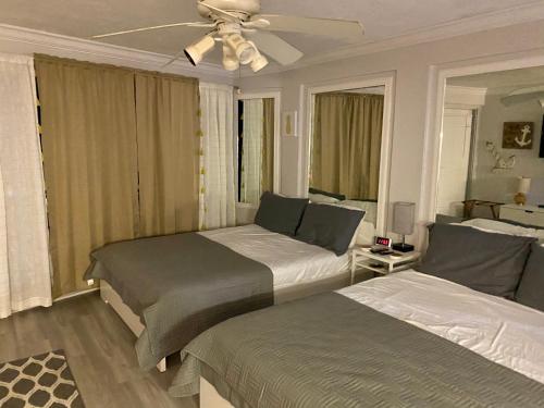 Un pat sau paturi într-o cameră la Daytona Beach Inn Resort