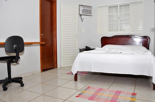 Ліжко або ліжка в номері Hotel Carolina 2- próximo ao hospital Regional, hospital Mario Palmério, Hospital São Marcos