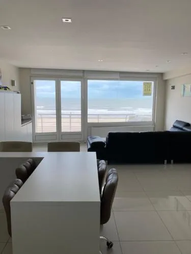 SEAVIEW - Spacious and cosy STUDIO with sleeping corner - 6p - OOSTENDE - Type Le Touquet - nice terrace, balcony with direct seaview, situated at the beachfront picture