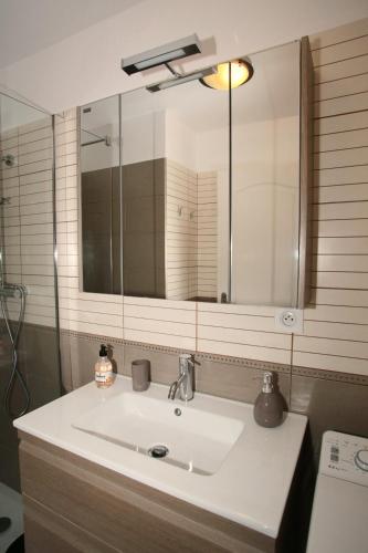 La salle de bains est pourvue d'un lavabo et d'un grand miroir. dans l'établissement Studio Di Felicita, à Cauro