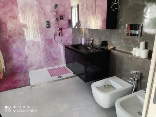 La salle de bains est pourvue d'un lavabo et de toilettes. dans l'établissement Agrifazenda, à Cogoleto