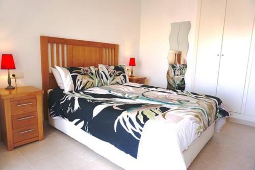 sypialnia z łóżkiem z czarno-białą kołdrą w obiekcie Fantastic Location - Penthouse Duplex in Cabo Roig in walking distance to the beach w mieście Cabo Roig