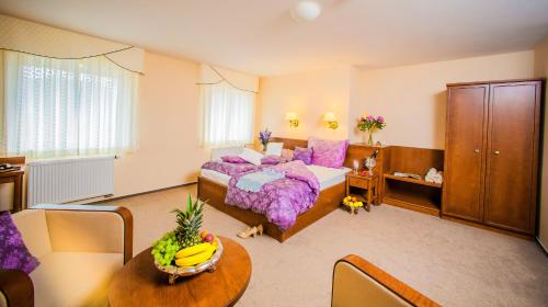 1 dormitorio con cama morada y mesa en Manor House en Broumov