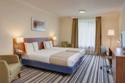 Pokój hotelowy z dużym łóżkiem i biurkiem w obiekcie Holiday Inn Washington, an IHG Hotel w mieście Washington