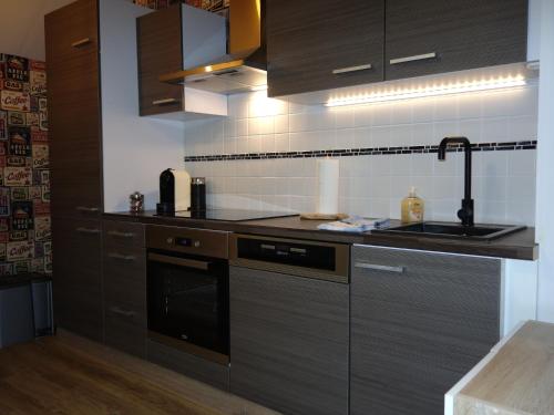 una cocina con fregadero y estufa en Mosea, en Zeltingen-Rachtig