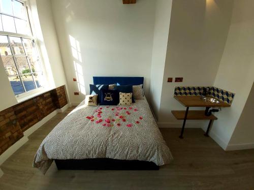 Un dormitorio con una cama con flores. en Angel Townhouse, en Londres