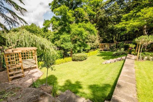 ゲーンズボロにあるHickman Hill Hotelの塀と芝生のある庭園