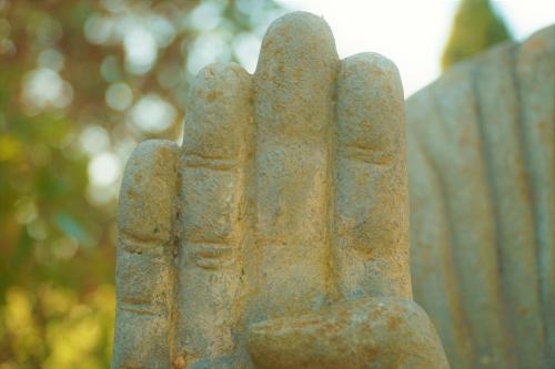 a statue of a hand with its fingers up at Agroturismo Finca Sa Tanca in Cala d´Or