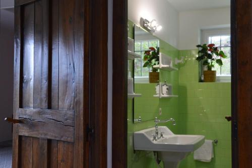 A bathroom at Refugi del Esquirol