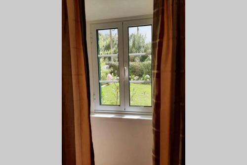 a window in a room with a view of a yard at Casa da Fonte in Ginetes