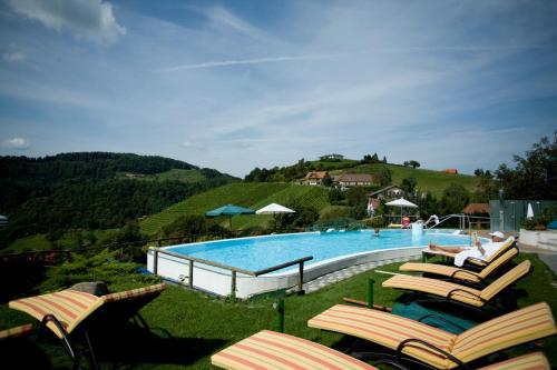 O vedere a piscinei de la sau din apropiere de das kappel wein gut hotel