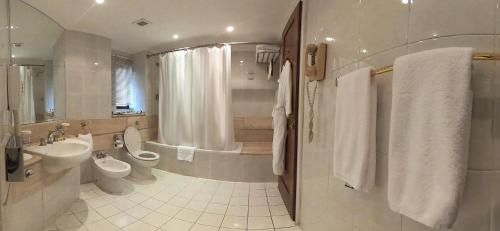 شقق فندقية في جدة: حمام مع حوض ومرحاض ودش
