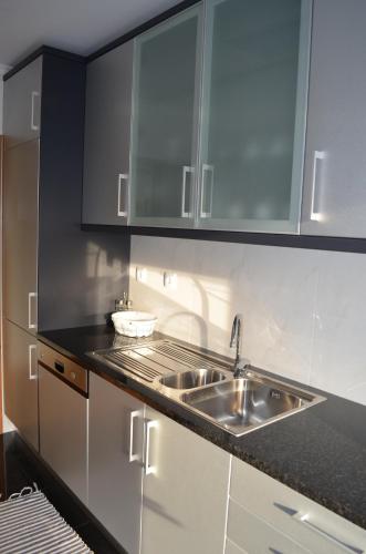 una cucina con un lavello e un piano di lavoro di Musical View a Porto