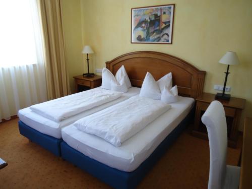 A bed or beds in a room at La Strada