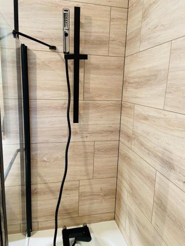 une cabine de douche avec un téléphone sur un mur dans l'établissement FORMISTUDIO II, à Équemauville